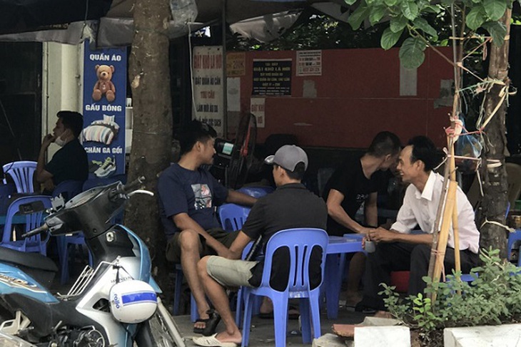 Kiếm bạc triệu ngày nóng từ quán trà đá vỉa hè - Ảnh 2.