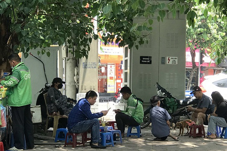 Kiếm bạc triệu ngày nóng từ quán trà đá vỉa hè - Ảnh 8.