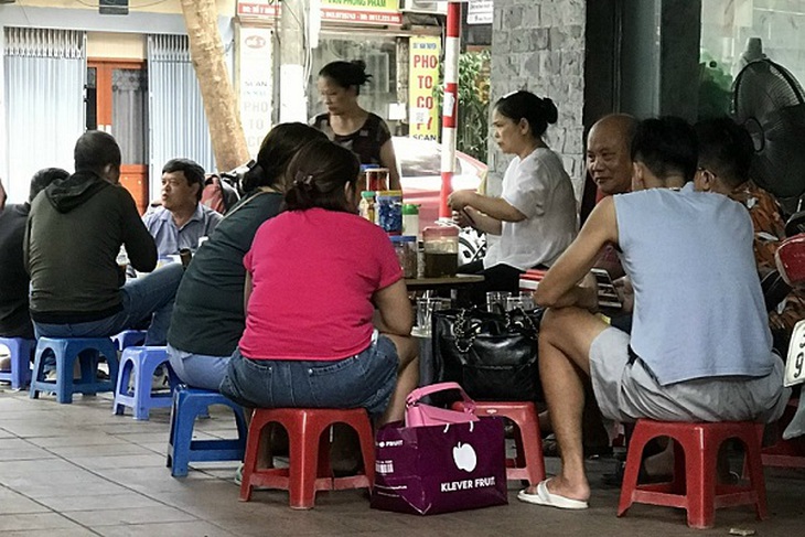 Kiếm bạc triệu ngày nóng từ quán trà đá vỉa hè - Ảnh 5.