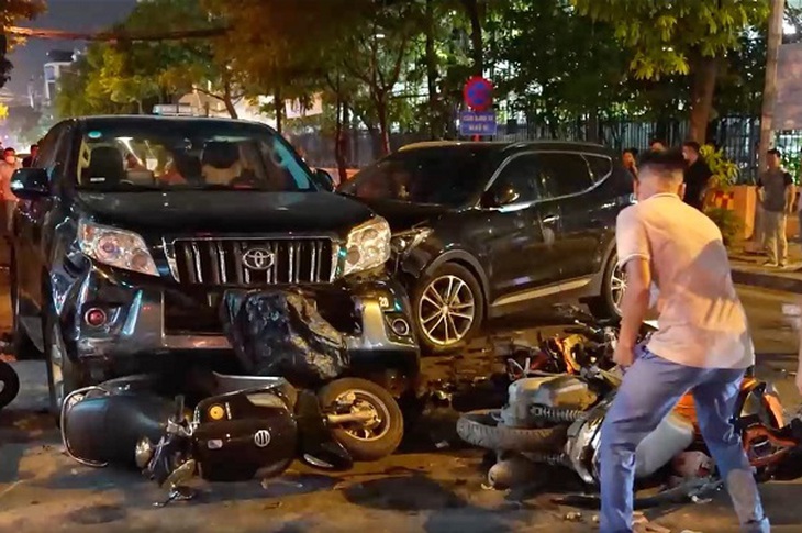 Tạm giữ tài xế gây tai nạn liên hoàn nghiêm trọng tại quận Hà Đông - Ảnh 2. Tạm giữ tài xế gây tai nạn liên hoàn nghiêm trọng tại quận Hà Đông - Ảnh 2.