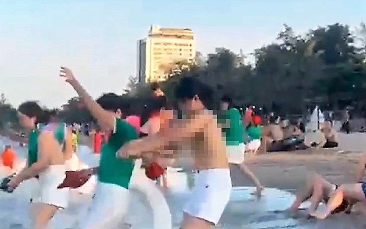 Phạt hành chính đơn vị tổ chức cho nhóm người cởi áo ngực phản cảm trên bãi biển Cửa Lò