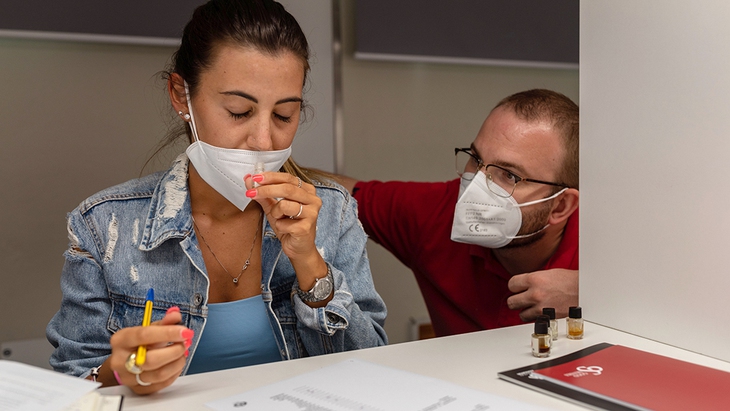 Khảo sát mới: Hàng triệu người vẫn bị mất khứu giác hoặc vị giác kéo dài do hậu COVID-19 - Ảnh 1. Khảo sát mới: Hàng triệu người vẫn bị mất khứu giác hoặc vị giác kéo dài do hậu COVID-19 - Ảnh 1.