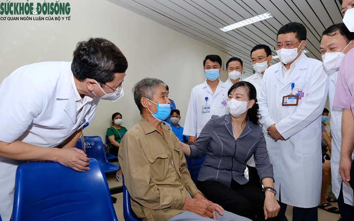 Làm việc tại Bệnh viện K, Quyền Bộ trưởng Bộ Y tế Đào Hồng Lan yêu cầu 'làm sao tạo điều kiện thuận tiện nhất cho người bệnh'