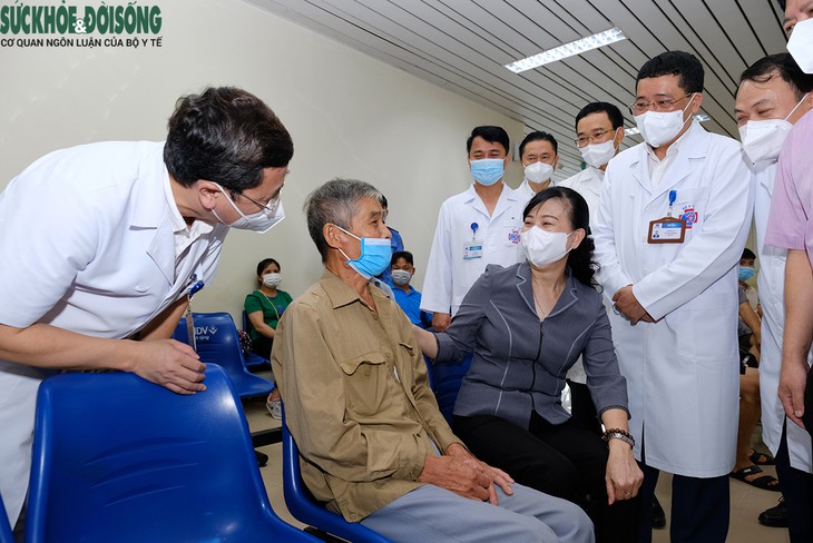 Làm việc tại Bệnh viện K, Quyền Bộ trưởng Bộ Y tế Đào Hồng Lan yêu cầu "làm sao tạo điều kiện thuận tiện nhất cho người bệnh" - Ảnh 1.