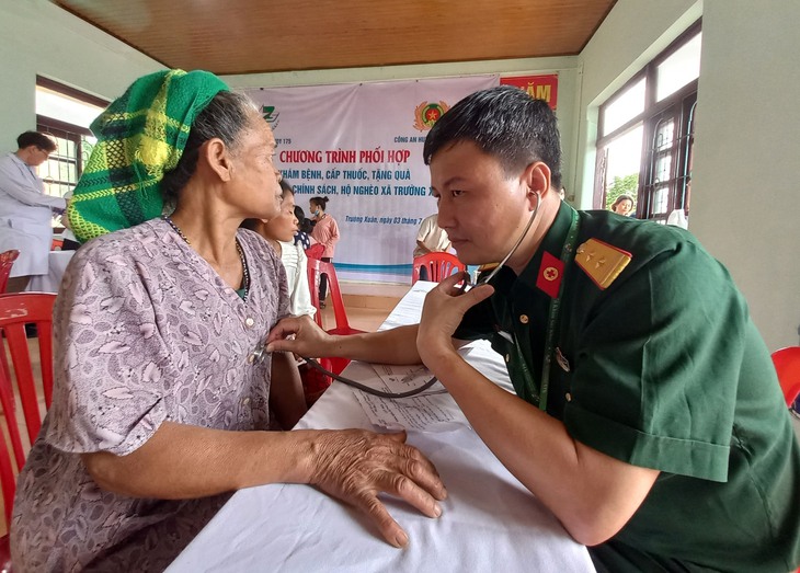 Bà con xã miền núi tại Quảng Bình được khám, cấp thuốc miễn phí và tặng quà - Ảnh 1.