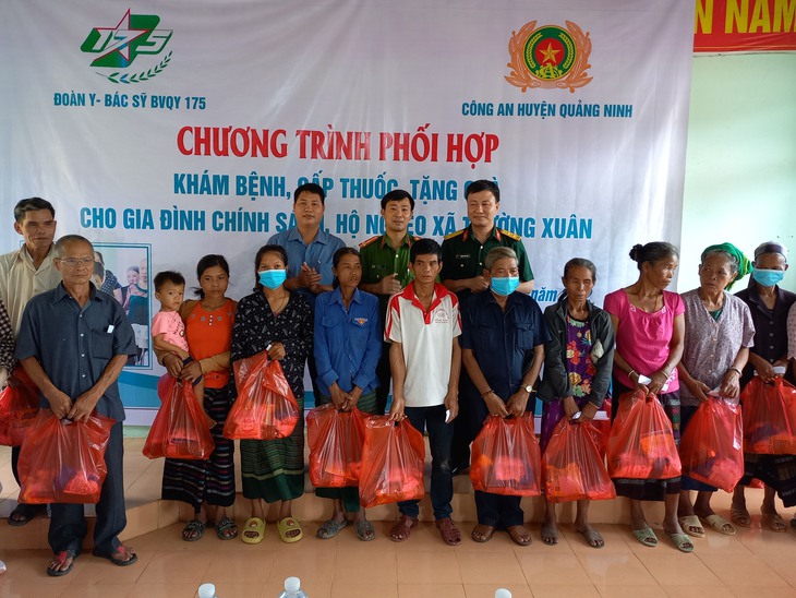 Bà con xã miền núi tại Quảng Bình được khám, cấp thuốc miễn phí và tặng quà - Ảnh 3.