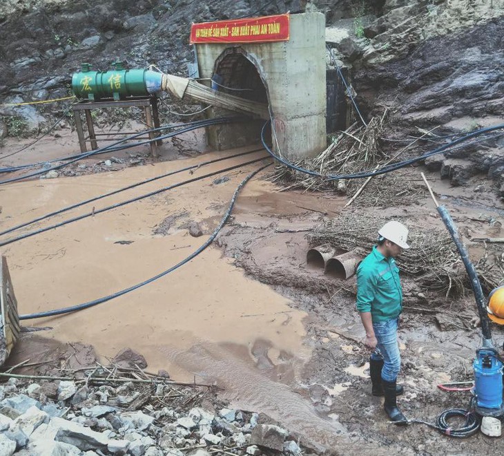 Nhóm công nhân bị lũ cuốn khi đang thi công hầm thủy điện - Ảnh 1.
