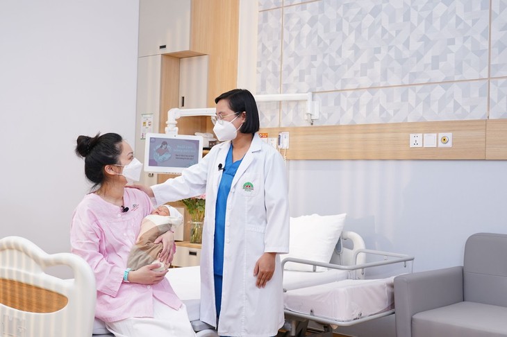 Sữa mẹ - Tấm lá chắn vững vàng bảo vệ trẻ trước nỗi lo dịch chồng dịch - Ảnh 1.