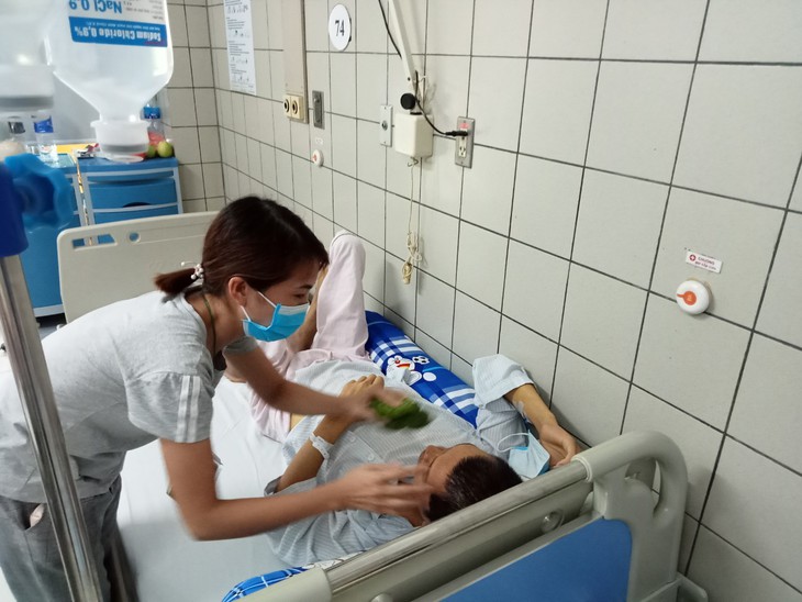 MS 773: Người vợ nghèo mong có được 70 triệu đồng để cứu lấy chân của người chồng - Ảnh 4. MS 773: Người vợ nghèo mong có được 70 triệu đồng để cứu lấy chân của người chồng - Ảnh 4.