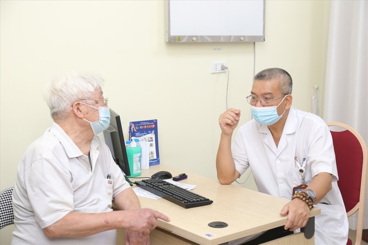Chỉ đi 200m đã đau bắp chân 'không chịu nổi', coi chừng bị tắc động mạch chi dưới - Ảnh 1. Chỉ đi 200m đã đau bắp chân 'không chịu nổi', coi chừng bị tắc động mạch chi dưới - Ảnh 1.