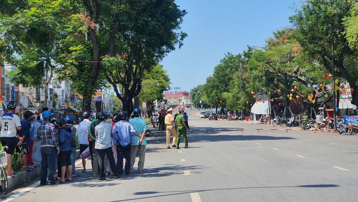 Kẻ cướp tiệm vàng ở Huế đầu thú sau khi được nói chuyện với Phó Giám đốc Công an tỉnh - Ảnh 1.
