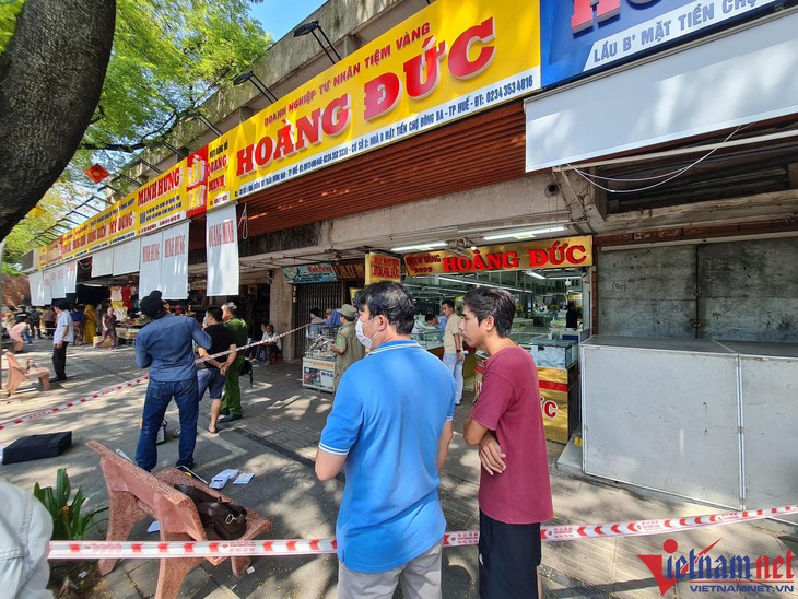 Nghi phạm dùng súng AK cướp tiệm vàng ở Huế có biểu hiện kích động, muốn tự vẫn - Ảnh 4.