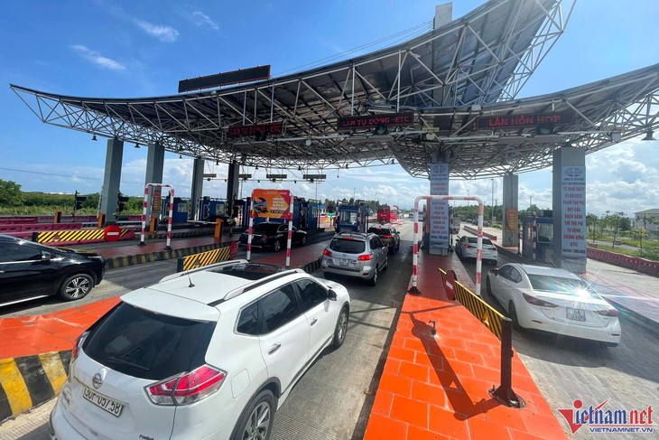 Hàng trăm ô tô xếp hàng chờ dán thẻ ETC trên cao tốc ở Quảng Ninh - Ảnh 12.