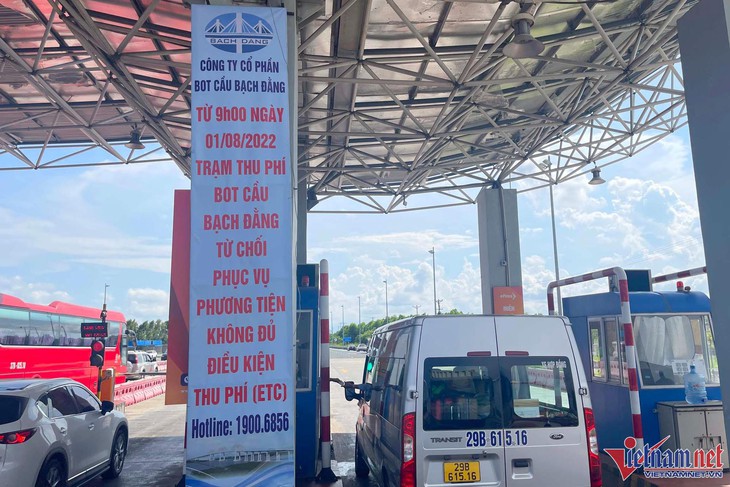 Hàng trăm ô tô xếp hàng chờ dán thẻ ETC trên cao tốc ở Quảng Ninh - Ảnh 8.