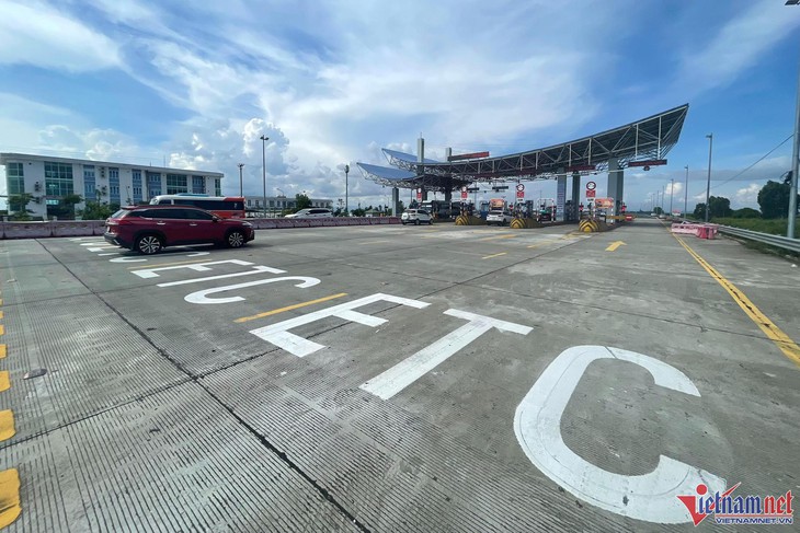 Hàng trăm ô tô xếp hàng chờ dán thẻ ETC trên cao tốc ở Quảng Ninh - Ảnh 1.