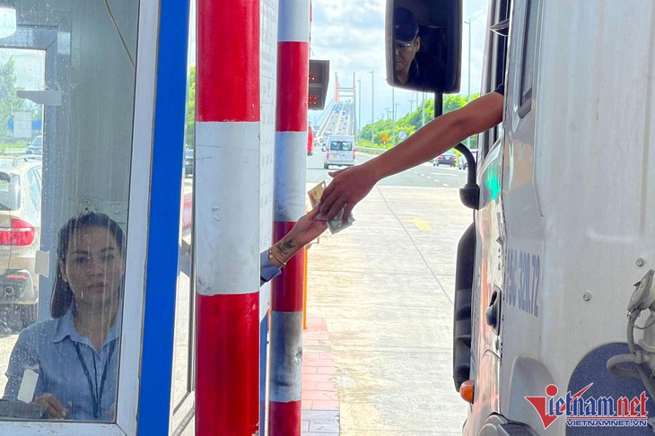 Hàng trăm ô tô xếp hàng chờ dán thẻ ETC trên cao tốc ở Quảng Ninh - Ảnh 9.