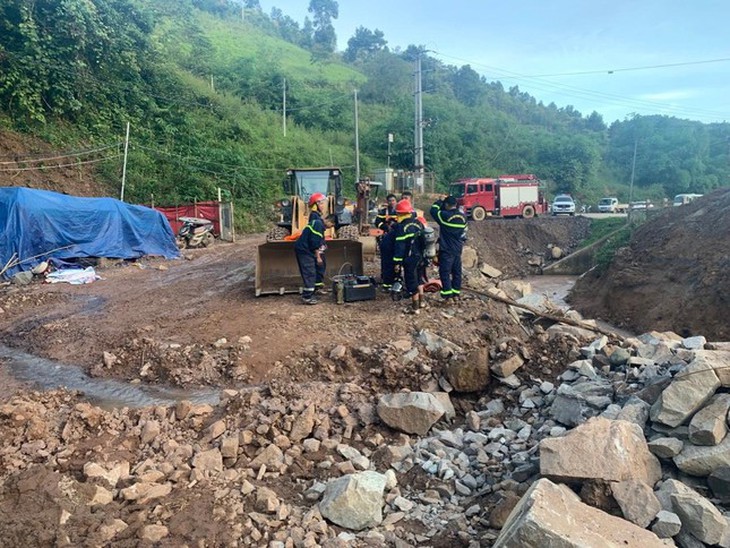 Xuyên đêm tìm kiếm công nhân bị lũ cuốn vào hầm thủy điện sâu hàng trăm mét - Ảnh 2. Xuyên đêm tìm kiếm công nhân bị lũ cuốn vào hầm thủy điện sâu hàng trăm mét - Ảnh 2.