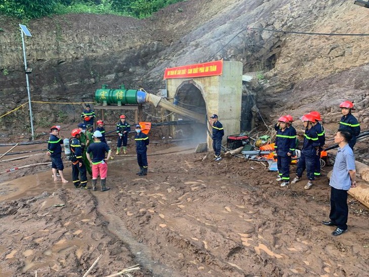Xuyên đêm tìm kiếm công nhân bị lũ cuốn vào hầm thủy điện sâu hàng trăm mét - Ảnh 4. Xuyên đêm tìm kiếm công nhân bị lũ cuốn vào hầm thủy điện sâu hàng trăm mét - Ảnh 4.