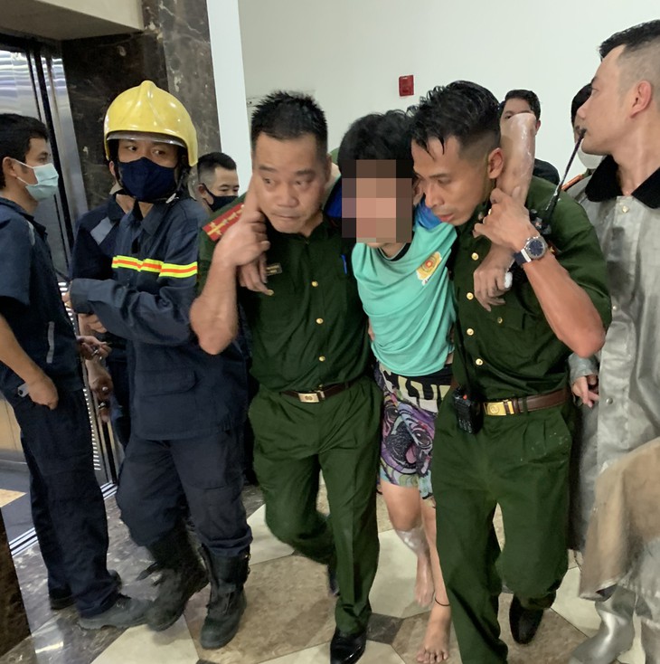Cứu 1 bé trai khỏi căn hộ tầng 20 chung cư đang bốc cháy ở Hà Nội - Ảnh 2.