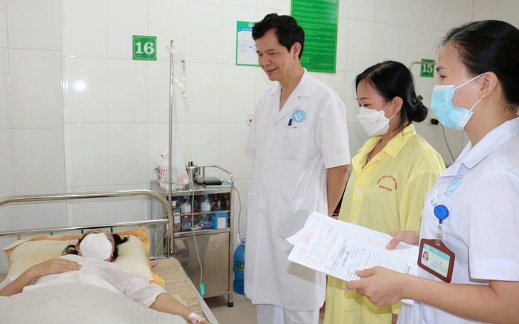 Người phụ nữ mang khối u xơ tử cung như mang bầu 7 tháng
