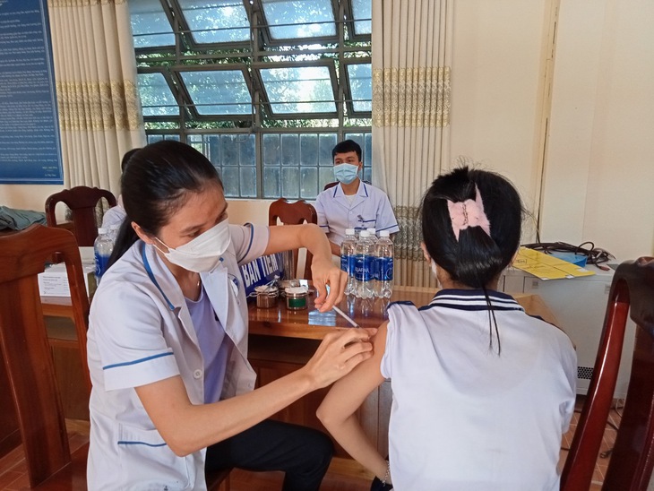 Lâm Đồng đẩy nhanh tiêm vaccine phòng COVID-19 và phòng, chống sốt xuất huyết - Ảnh 2.