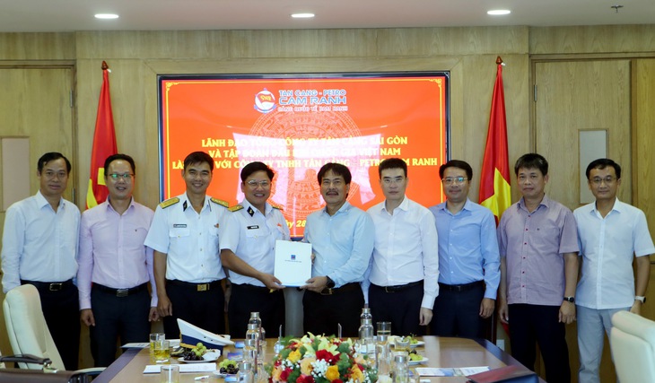 Petrovietnam và PV GAS ủng hộ cán bộ chiến sỹ hải quân 600 triệu đồng - Ảnh 4.