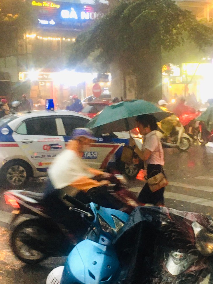 Mưa to, gió lớn khiến người Hà Nội trở tay không kịp lúc tan tầm - Ảnh 3. Mưa to, gió lớn khiến người Hà Nội trở tay không kịp lúc tan tầm - Ảnh 3.