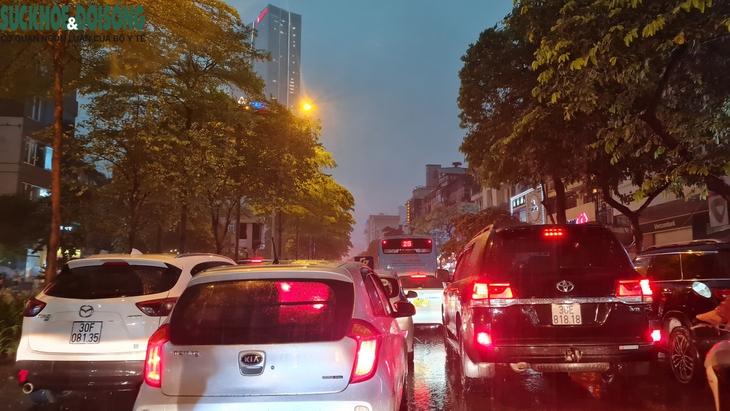 Mưa to, gió lớn khiến người Hà Nội trở tay không kịp lúc tan tầm - Ảnh 4. Mưa to, gió lớn khiến người Hà Nội trở tay không kịp lúc tan tầm - Ảnh 4.