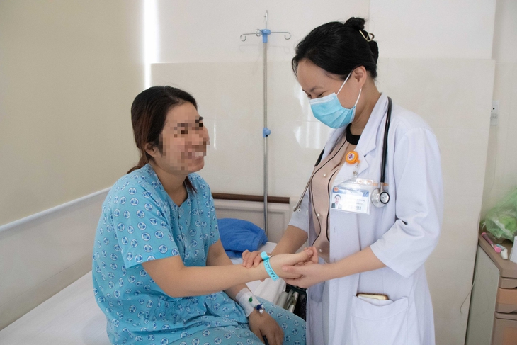 Báo động đỏ cứu sống nữ bệnh nhân sốc mất máu, suýt tử vong - Ảnh 2.