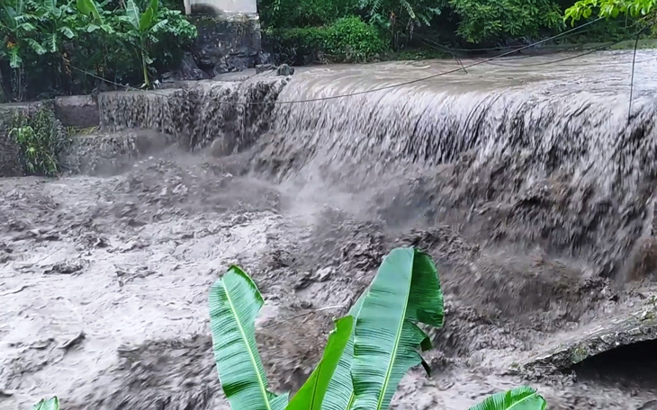 Tìm kiếm 4 người đang xúc cát bên suối bị lũ cuốn trôi