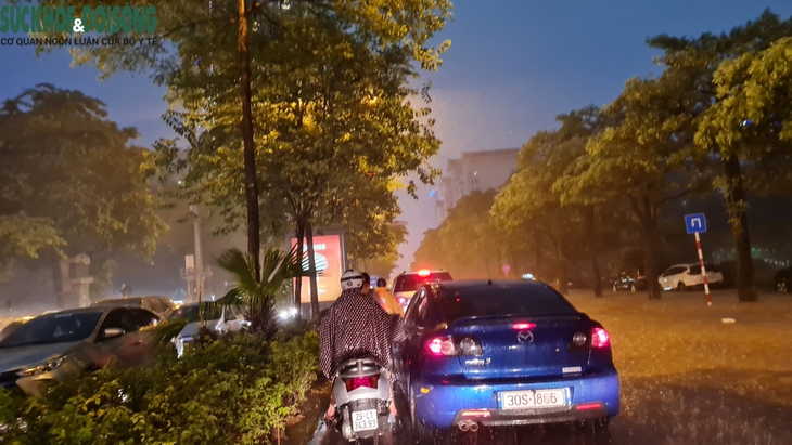 Mưa to, gió lớn khiến người Hà Nội trở tay không kịp lúc tan tầm - Ảnh 5. Mưa to, gió lớn khiến người Hà Nội trở tay không kịp lúc tan tầm - Ảnh 5.