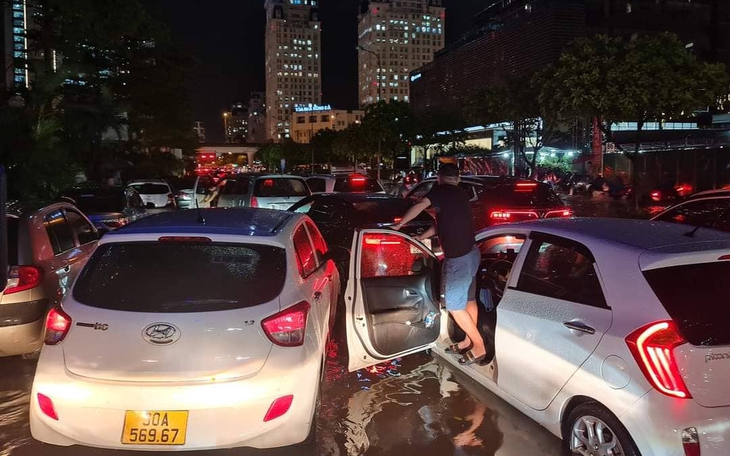 Mưa to, gió lớn khiến người Hà Nội trở tay không kịp lúc tan tầm
