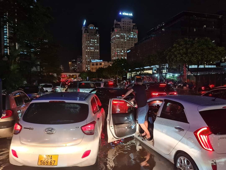 Mưa to, gió lớn khiến người Hà Nội trở tay không kịp lúc tan tầm - Ảnh 2. Mưa to, gió lớn khiến người Hà Nội trở tay không kịp lúc tan tầm - Ảnh 2.