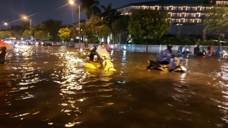 Mưa to, gió lớn khiến người Hà Nội trở tay không kịp lúc tan tầm - Ảnh 7. Mưa to, gió lớn khiến người Hà Nội trở tay không kịp lúc tan tầm - Ảnh 7.