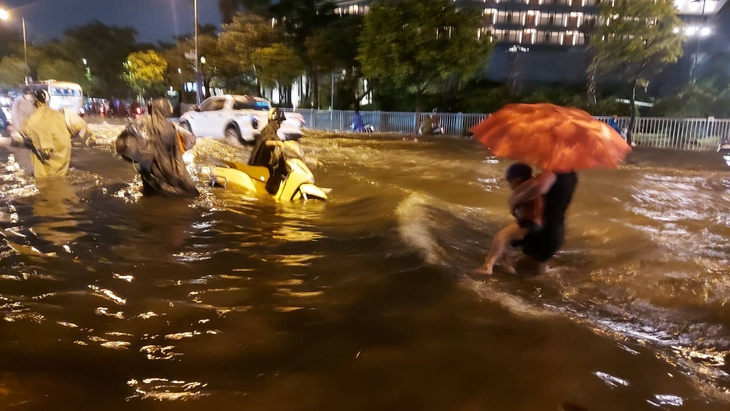 Mưa to, gió lớn khiến người Hà Nội trở tay không kịp lúc tan tầm - Ảnh 5. Mưa to, gió lớn khiến người Hà Nội trở tay không kịp lúc tan tầm - Ảnh 5.