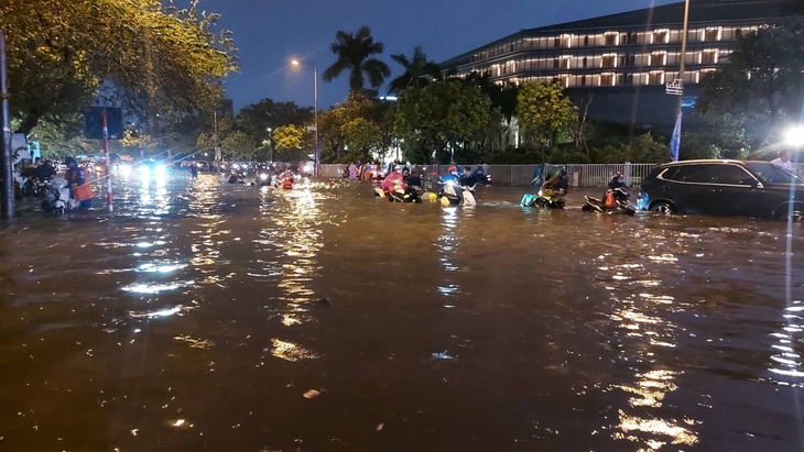 Mưa to, gió lớn khiến người Hà Nội trở tay không kịp lúc tan tầm - Ảnh 4. Mưa to, gió lớn khiến người Hà Nội trở tay không kịp lúc tan tầm - Ảnh 4.