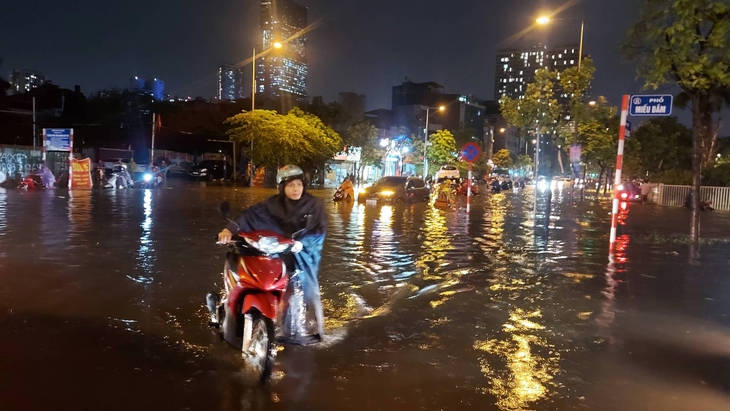 Mưa to, gió lớn khiến người Hà Nội trở tay không kịp lúc tan tầm - Ảnh 6. Mưa to, gió lớn khiến người Hà Nội trở tay không kịp lúc tan tầm - Ảnh 6.