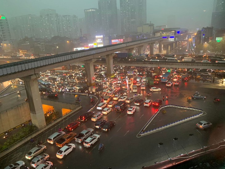 Mưa to, gió lớn khiến người Hà Nội trở tay không kịp lúc tan tầm - Ảnh 2. Mưa to, gió lớn khiến người Hà Nội trở tay không kịp lúc tan tầm - Ảnh 2.
