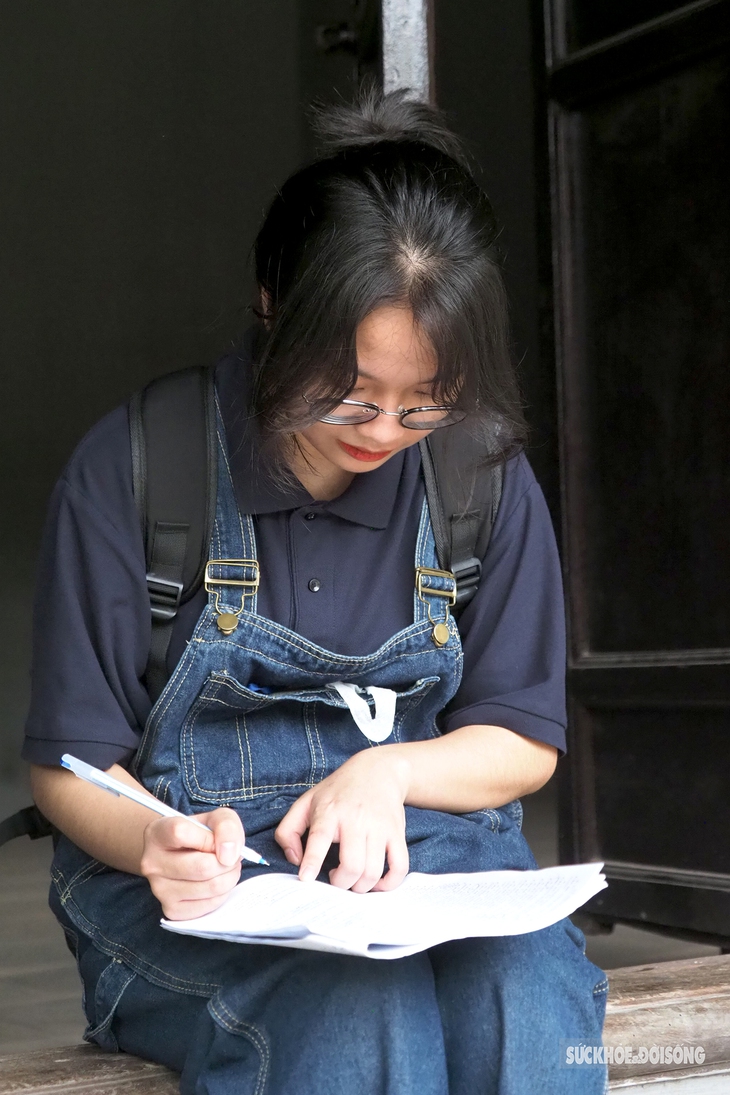 Sĩ tử vào Văn Miếu luyện đề trước kỳ thi THPT Quốc Gia - Ảnh 1.