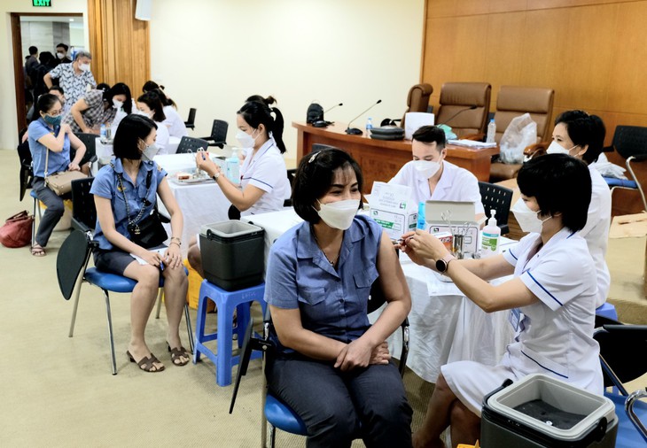Bộ Y tế điểm danh lần thứ 7 các tỉnh, thành tiêm vaccine COVID-19 mũi 3 và mũi 4 chậm - Ảnh 1.