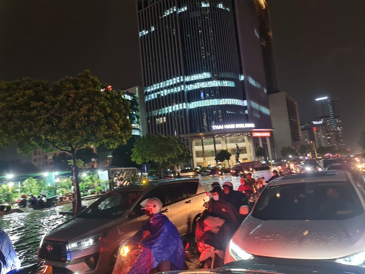 Bổ sung ảnh ngập tại HN - Ảnh 5. Bổ sung ảnh ngập tại HN - Ảnh 5.