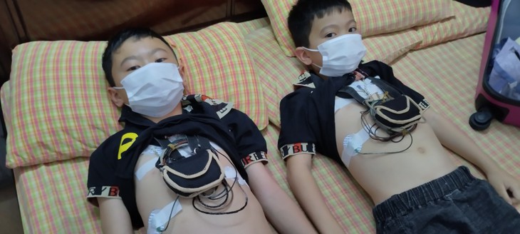 MS 744: Người cha nghèo bệnh tật gồng gánh chăm con bệnh tim, mẹ nằm nguy kịch vì tai biến - Ảnh 1. MS 744: Người cha nghèo bệnh tật gồng gánh chăm con bệnh tim, mẹ nằm nguy kịch vì tai biến - Ảnh 1.