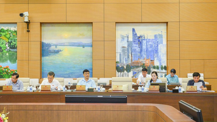 Chủ tịch Quốc hội đề nghị xem xét giảm thuế BVMT đối với xăng dầu ngay kỳ điều hành tới - Ảnh 5. Chủ tịch Quốc hội đề nghị xem xét giảm thuế BVMT đối với xăng dầu ngay kỳ điều hành tới - Ảnh 5.