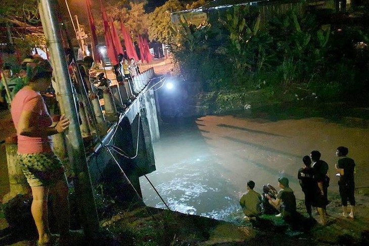 Tìm thấy thi thể đầu tiên vụ 4 người đang xúc cát bị lũ cuốn trôi - Ảnh 3.