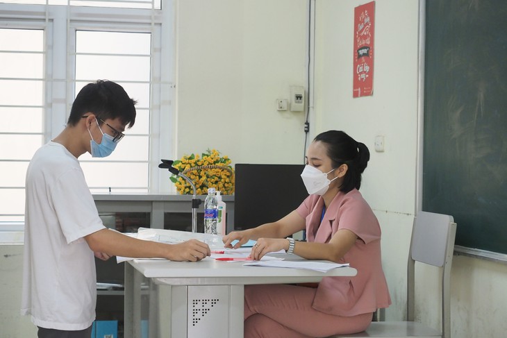 Hơn 1 triệu thí sinh làm thủ tục dự thi tốt nghiệp THPT năm 2022 trong thời tiết mát mẻ, thuận lợi - Ảnh 8.