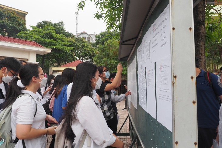 Hơn 1 triệu thí sinh làm thủ tục dự thi tốt nghiệp THPT năm 2022 trong thời tiết mát mẻ, thuận lợi - Ảnh 5.