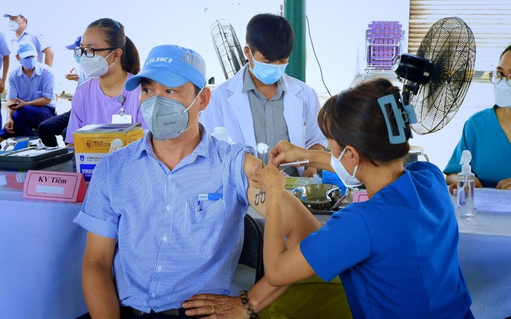 Sáng 6/7: Bộ Y tế nhắc nhiều lần, vẫn có hàng chục tỉnh liên tục ở "top" tiêm vaccine COVID-19 mũi 3 và 4 chậm