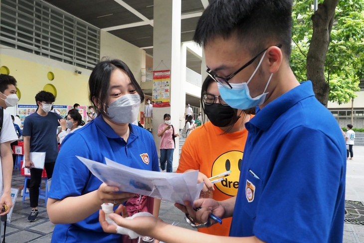 Thí sinh thi xong môn Ngữ văn với tâm lý khá thoải mái - Ảnh 2.