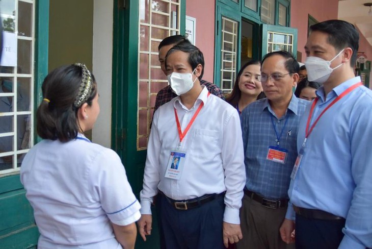 Bộ trưởng Bộ GD&ĐT: Triển khai chương trình năm học mới cần khẩn trương, không chủ quan với dịch - Ảnh 2.