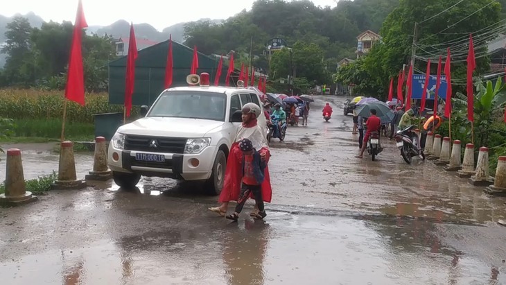 Tìm thấy thi thể thứ hai vụ 4 người đang xúc cát bị lũ cuốn trôi - Ảnh 2.